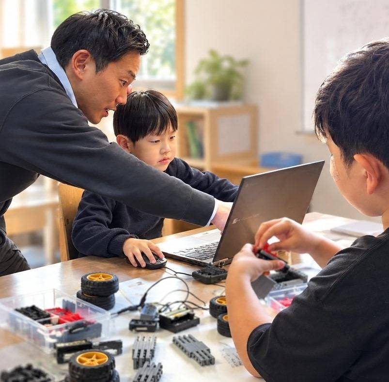 プログラミングをする子どもとロボットを作る子ども