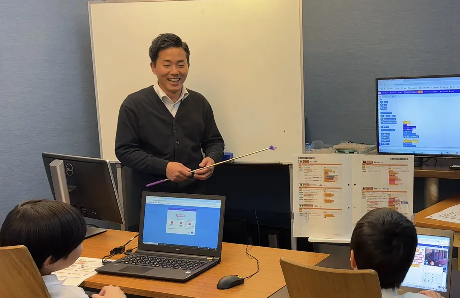 教室で教えるやまそう先生