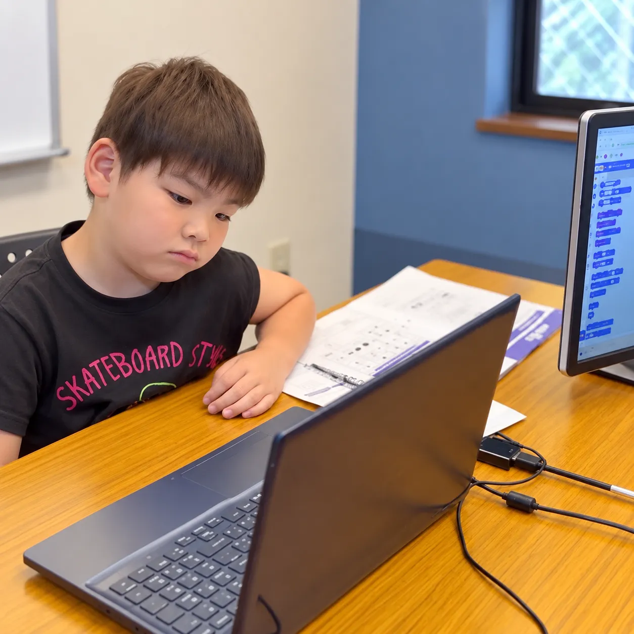 手を止めて考え込んでいる子ども