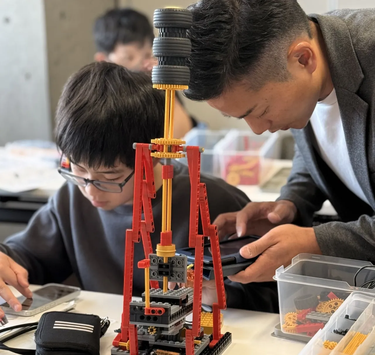 ロボットの作品と組み立て中の様子