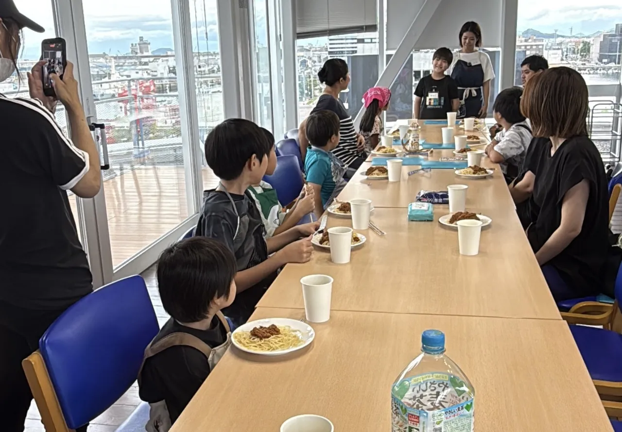 完成したミートパスタを前に、親子そろって「いただきます」をしている様子